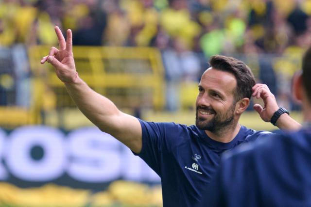 12 September 2026, North Rhine-Westphalia, Dortmund: Paderborn coach Ralf Kettemann gestures prior to the start of the German Bundesliga soccer match between Borussia Dortmund and SC Paderborn  at Signal Iduna Park. Photo: Bernd Thissen/dpa - WICHTIGER HINWEIS: Gemäß den Vorgaben der Bundesliga bzw. des DFB Deutscher Fußball-Bund ist es untersagt, in dem Stadion und/oder vom Spiel angefertigte Fotoaufnahmen in Form von Sequenzbildern und/oder videoähnlichen Fotostrecken zu verwerten bzw. verwerten zu lassen.
