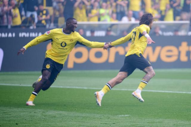 12 September 2026, North Rhine-Westphalia, Dortmund: Borussia Dortmund's Fabio Silva (R) celebrates scoring his side's first goal with teammate Serhou Guirassy during the German Bundesliga soccer match between Borussia Dortmund and SC Paderborn  at Signal Iduna Park. Photo: Bernd Thissen/dpa - WICHTIGER HINWEIS: Gemäß den Vorgaben der Bundesliga bzw. des DFB Deutscher Fußball-Bund ist es untersagt, in dem Stadion und/oder vom Spiel angefertigte Fotoaufnahmen in Form von Sequenzbildern und/oder videoähnlichen Fotostrecken zu verwerten bzw. verwerten zu lassen.