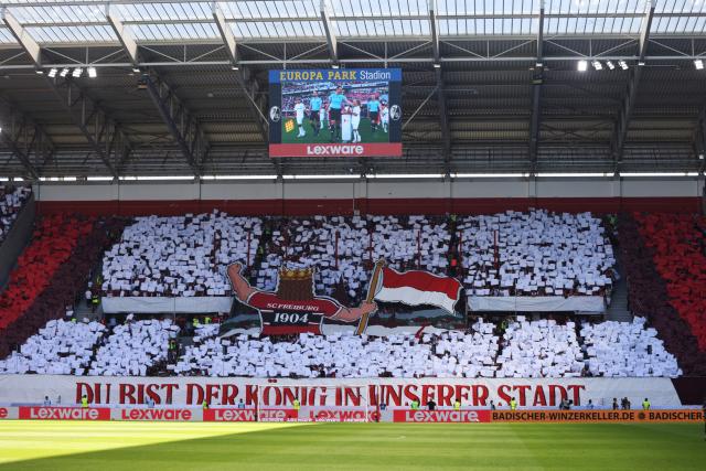 12 September 2026, Baden-Wuerttemberg, Freiburg im Breisgau: SC Freiburg fans perform a choreographed display featuring a banner that reads, "You are the king of our city" prior to the start of the German Bundesliga soccer match between SC Freiburg and Borussia Moenchengladbach at Europa-Park Stadium. Photo: Philipp von Ditfurth/dpa - WICHTIGER HINWEIS: Gemäß den Vorgaben der Bundesliga bzw. des DFB Deutscher Fußball-Bund ist es untersagt, in dem Stadion und/oder vom Spiel angefertigte Fotoaufnahmen in Form von Sequenzbildern und/oder videoähnlichen Fotostrecken zu verwerten bzw. verwerten zu lassen.