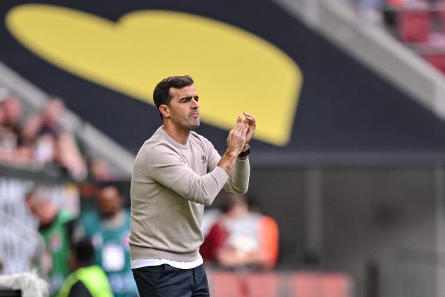 12 September 2026, Bavaria, Augsburg: Leverkusen coach Carles Martinez gestures on the touchline during the German Bundesliga soccer match between FC Augsburg and Bayer Leverkusen at WWK-Arena. Photo: Harry Langer/dpa - WICHTIGER HINWEIS: Gemäß den Vorgaben der Bundesliga bzw. des DFB Deutscher Fußball-Bund ist es untersagt, in dem Stadion und/oder vom Spiel angefertigte Fotoaufnahmen in Form von Sequenzbildern und/oder videoähnlichen Fotostrecken zu verwerten bzw. verwerten zu lassen.