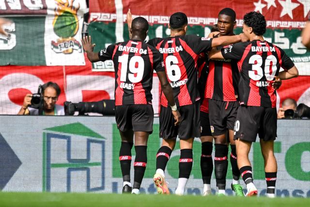 12 September 2026, Bavaria, Augsburg: Bayer Leverkusen's Christian Kofane (2nd R) celebrates scoring his side's first goal with teammates during the German Bundesliga soccer match between FC Augsburg and Bayer Leverkusen at WWK-Arena. Photo: Harry Langer/dpa - WICHTIGER HINWEIS: Gemäß den Vorgaben der Bundesliga bzw. des DFB Deutscher Fußball-Bund ist es untersagt, in dem Stadion und/oder vom Spiel angefertigte Fotoaufnahmen in Form von Sequenzbildern und/oder videoähnlichen Fotostrecken zu verwerten bzw. verwerten zu lassen.