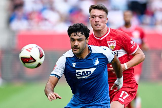 12 September 2026, Baden-Wuerttemberg, Sinsheim: Stuttgart's Dzenan Pejcinovic (R) and Hoffenheim's Ozan Kabak battle for the ball during the German Bundesliga soccer match between TSG 1899 Hoffenheim and VfB Stuttgart at SNP Arena. Photo: Uwe Anspach/dpa - WICHTIGER HINWEIS: Gemäß den Vorgaben der Bundesliga bzw. des DFB Deutscher Fußball-Bund ist es untersagt, in dem Stadion und/oder vom Spiel angefertigte Fotoaufnahmen in Form von Sequenzbildern und/oder videoähnlichen Fotostrecken zu verwerten bzw. verwerten zu lassen.