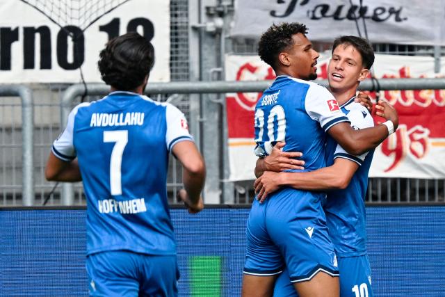 12 September 2026, Baden-Wuerttemberg, Sinsheim: Hoffenheim's Adam Hlozek (R) celebrates scoring his side's first goal with teammates during the German Bundesliga soccer match between TSG 1899 Hoffenheim and VfB Stuttgart at SNP Arena. Photo: Uwe Anspach/dpa - WICHTIGER HINWEIS: Gemäß den Vorgaben der Bundesliga bzw. des DFB Deutscher Fußball-Bund ist es untersagt, in dem Stadion und/oder vom Spiel angefertigte Fotoaufnahmen in Form von Sequenzbildern und/oder videoähnlichen Fotostrecken zu verwerten bzw. verwerten zu lassen.