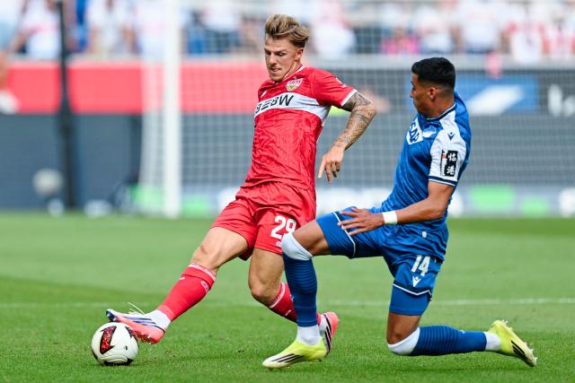 12 September 2026, Baden-Wuerttemberg, Sinsheim: Stuttgart's Finn Jeltsch (L) and Hoffenheim's Adam Daghim battle for the ball during the German Bundesliga soccer match between TSG 1899 Hoffenheim and VfB Stuttgart at SNP Arena. Photo: Uwe Anspach/dpa - WICHTIGER HINWEIS: Gemäß den Vorgaben der Bundesliga bzw. des DFB Deutscher Fußball-Bund ist es untersagt, in dem Stadion und/oder vom Spiel angefertigte Fotoaufnahmen in Form von Sequenzbildern und/oder videoähnlichen Fotostrecken zu verwerten bzw. verwerten zu lassen.