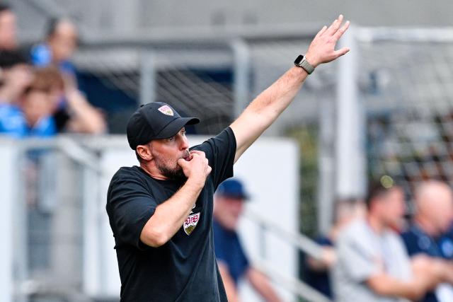 12 September 2026, Baden-Wuerttemberg, Sinsheim: Stuttgart coach Sebastian Hoeness gestures from the sidelines during the German Bundesliga soccer match between TSG 1899 Hoffenheim and VfB Stuttgart at SNP Arena. Photo: Uwe Anspach/dpa - WICHTIGER HINWEIS: Gemäß den Vorgaben der Bundesliga bzw. des DFB Deutscher Fußball-Bund ist es untersagt, in dem Stadion und/oder vom Spiel angefertigte Fotoaufnahmen in Form von Sequenzbildern und/oder videoähnlichen Fotostrecken zu verwerten bzw. verwerten zu lassen.