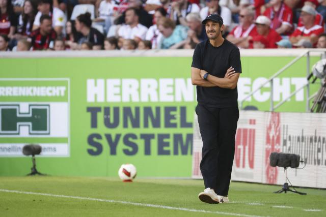 12 September 2026, Baden-Wuerttemberg, Freiburg im Breisgau: SC Freiburg coach Julian Schuster stands on the sideline during the German Bundesliga soccer match between SC Freiburg and Borussia Moenchengladbach at Europa-Park Stadium. Photo: Philipp von Ditfurth/dpa - WICHTIGER HINWEIS: Gemäß den Vorgaben der Bundesliga bzw. des DFB Deutscher Fußball-Bund ist es untersagt, in dem Stadion und/oder vom Spiel angefertigte Fotoaufnahmen in Form von Sequenzbildern und/oder videoähnlichen Fotostrecken zu verwerten bzw. verwerten zu lassen.