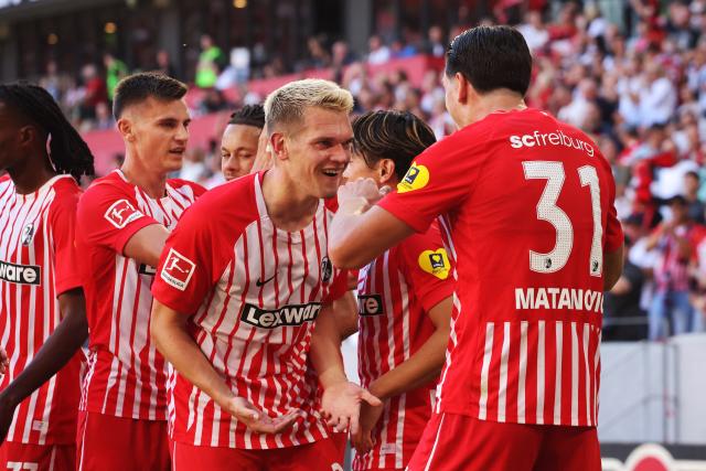12 September 2026, Baden-Wuerttemberg, Freiburg im Breisgau: Freiburg's Igor Matanovic (R) celebrates scoring his side's second goal with teammates during the German Bundesliga soccer match between SC Freiburg and Borussia Moenchengladbach at Europa-Park Stadium. Photo: Philipp von Ditfurth/dpa - WICHTIGER HINWEIS: Gemäß den Vorgaben der Bundesliga bzw. des DFB Deutscher Fußball-Bund ist es untersagt, in dem Stadion und/oder vom Spiel angefertigte Fotoaufnahmen in Form von Sequenzbildern und/oder videoähnlichen Fotostrecken zu verwerten bzw. verwerten zu lassen.