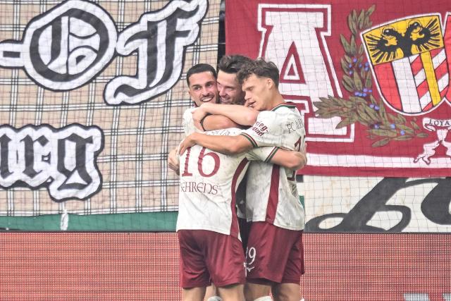 12 September 2026, Bavaria, Augsburg: FC Augsburg's Michael Gregoritsch (L)  celebrates scoring his side's first goal with teammates during the German Bundesliga soccer match between FC Augsburg and Bayer Leverkusen at WWK-Arena. Photo: Harry Langer/dpa - WICHTIGER HINWEIS: Gemäß den Vorgaben der Bundesliga bzw. des DFB Deutscher Fußball-Bund ist es untersagt, in dem Stadion und/oder vom Spiel angefertigte Fotoaufnahmen in Form von Sequenzbildern und/oder videoähnlichen Fotostrecken zu verwerten bzw. verwerten zu lassen.