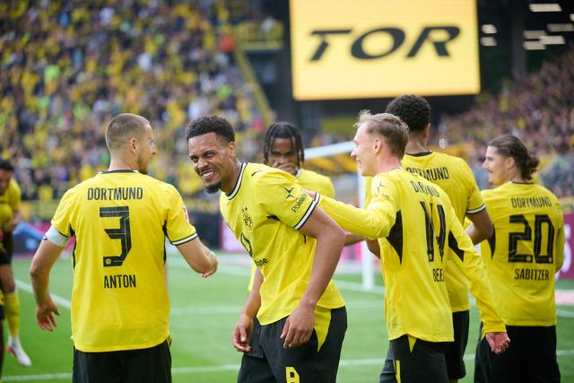 12 September 2026, North Rhine-Westphalia, Dortmund: Borussia Dortmund's Felix Nmecha (2nd L) celebrates scoring his side's third goal with teammates during the German Bundesliga soccer match between Borussia Dortmund and SC Paderborn  at Signal Iduna Park. Photo: Bernd Thissen/dpa - WICHTIGER HINWEIS: Gemäß den Vorgaben der Bundesliga bzw. des DFB Deutscher Fußball-Bund ist es untersagt, in dem Stadion und/oder vom Spiel angefertigte Fotoaufnahmen in Form von Sequenzbildern und/oder videoähnlichen Fotostrecken zu verwerten bzw. verwerten zu lassen.