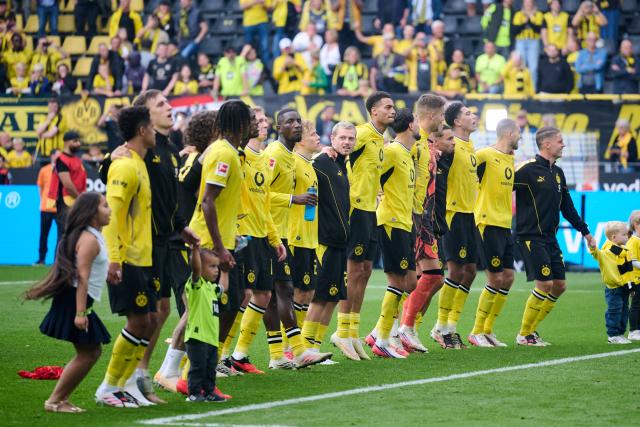 12 September 2026, North Rhine-Westphalia, Dortmund: Borussia Dortmund players celebrate after the German Bundesliga soccer match between Borussia Dortmund and SC Paderborn  at Signal Iduna Park. Photo: Bernd Thissen/dpa - WICHTIGER HINWEIS: Gemäß den Vorgaben der Bundesliga bzw. des DFB Deutscher Fußball-Bund ist es untersagt, in dem Stadion und/oder vom Spiel angefertigte Fotoaufnahmen in Form von Sequenzbildern und/oder videoähnlichen Fotostrecken zu verwerten bzw. verwerten zu lassen.
