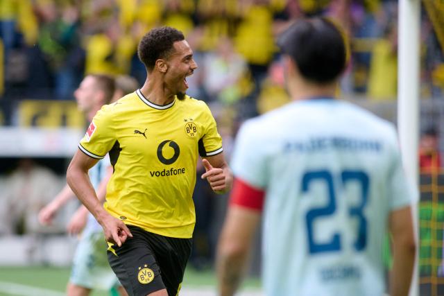 12 September 2026, North Rhine-Westphalia, Dortmund: Borussia Dortmund's Felix Nmecha (L) celebrates scoring his side's third goal during the German Bundesliga soccer match between Borussia Dortmund and SC Paderborn  at Signal Iduna Park. Photo: Bernd Thissen/dpa - WICHTIGER HINWEIS: Gemäß den Vorgaben der Bundesliga bzw. des DFB Deutscher Fußball-Bund ist es untersagt, in dem Stadion und/oder vom Spiel angefertigte Fotoaufnahmen in Form von Sequenzbildern und/oder videoähnlichen Fotostrecken zu verwerten bzw. verwerten zu lassen.