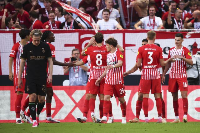 12 September 2026, Baden-Wuerttemberg, Freiburg im Breisgau: Freiburg players celebrate their side's fourth goal during the German Bundesliga soccer match between SC Freiburg and Borussia Moenchengladbach at Europa-Park Stadium. Photo: Philipp von Ditfurth/dpa - WICHTIGER HINWEIS: Gemäß den Vorgaben der Bundesliga bzw. des DFB Deutscher Fußball-Bund ist es untersagt, in dem Stadion und/oder vom Spiel angefertigte Fotoaufnahmen in Form von Sequenzbildern und/oder videoähnlichen Fotostrecken zu verwerten bzw. verwerten zu lassen.