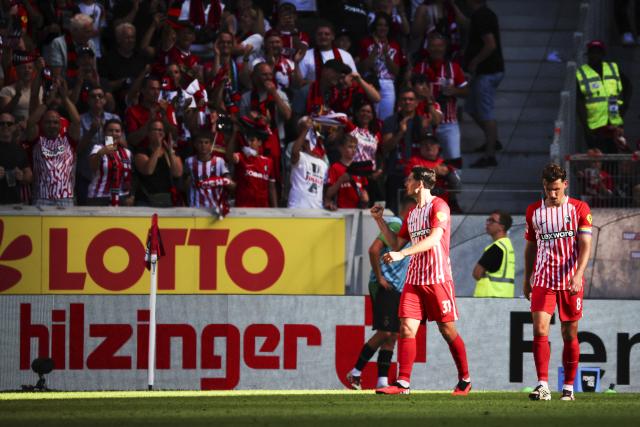 12 September 2026, Baden-Wuerttemberg, Freiburg im Breisgau: Freiburg's Igor Matanovic (L) celebrates scoring his side's third goal during the German Bundesliga soccer match between SC Freiburg and Borussia Moenchengladbach at Europa-Park Stadium. Photo: Philipp von Ditfurth/dpa - WICHTIGER HINWEIS: Gemäß den Vorgaben der Bundesliga bzw. des DFB Deutscher Fußball-Bund ist es untersagt, in dem Stadion und/oder vom Spiel angefertigte Fotoaufnahmen in Form von Sequenzbildern und/oder videoähnlichen Fotostrecken zu verwerten bzw. verwerten zu lassen.