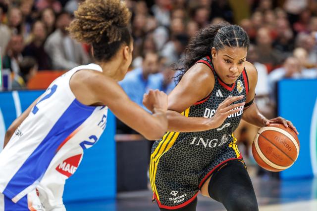 12 September 2026, Berlin: France's Marieme Badiane (L) battles Germany's Nyara Sabally for the ball during the FIBA Women's Basketball World Cup semifinal match between Belgium and Germany. Photo: Andreas Gora/dpa