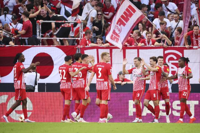 12 September 2026, Baden-Wuerttemberg, Freiburg im Breisgau: Freiburg's Maximilian Eggestein (3rd R) celebrates scoring his side's fifth goal with teammates during the German Bundesliga soccer match between SC Freiburg and Borussia Moenchengladbach at Europa-Park Stadium. Photo: Philipp von Ditfurth/dpa - WICHTIGER HINWEIS: Gemäß den Vorgaben der Bundesliga bzw. des DFB Deutscher Fußball-Bund ist es untersagt, in dem Stadion und/oder vom Spiel angefertigte Fotoaufnahmen in Form von Sequenzbildern und/oder videoähnlichen Fotostrecken zu verwerten bzw. verwerten zu lassen.