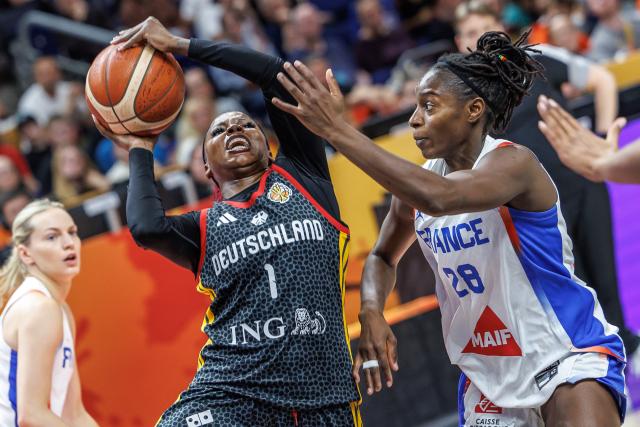 12 September 2026, Berlin: France's Mamignan Toure (R) battles Germany's Alexis Peterson for the ball during the FIBA Women's Basketball World Cup semifinal match between Belgium and Germany. Photo: Andreas Gora/dpa