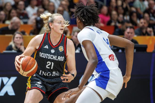 12 September 2026, Berlin: France's Dominique Malonga (R) battles Germany's Marie Guelich for the ball during the FIBA Women's Basketball World Cup semifinal match between Belgium and Germany. Photo: Andreas Gora/dpa