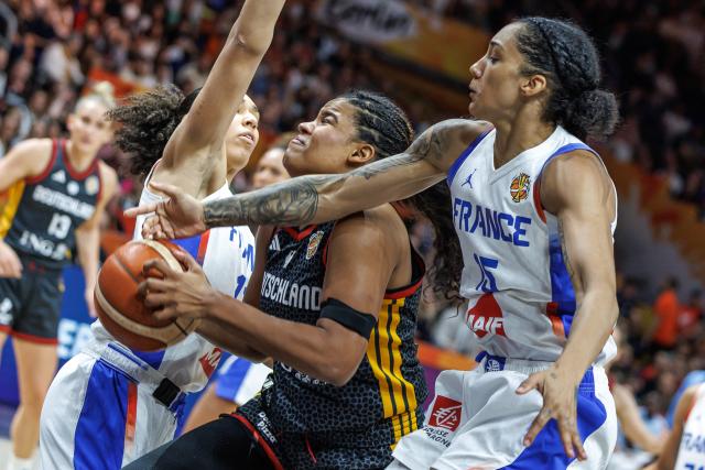12 September 2026, Berlin: France's Gabby Williams (R) battles Germany's Nyara Sabally (C) for the ball during the FIBA Women's Basketball World Cup semifinal match between Belgium and Germany. Photo: Andreas Gora/dpa