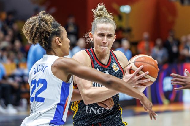 12 September 2026, Berlin: France's Marieme Badiane (L) battles Germany's Leonie Fiebich for the ball during the FIBA Women's Basketball World Cup semifinal match between Belgium and Germany. Photo: Andreas Gora/dpa
