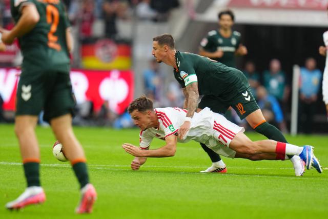 12 September 2026, North Rhine-Westphalia, Cologne: Cologne's Thijs Dallinga (L) and Werder Bremen's Marco Friedl battle for the ball during the German Bundesliga soccer match between 1. FC Cologne and Werder Bremen at RheinEnergieStadion. Photo: Thomas Frey/dpa - WICHTIGER HINWEIS: Gemäß den Vorgaben der Bundesliga bzw. des DFB Deutscher Fußball-Bund ist es untersagt, in dem Stadion und/oder vom Spiel angefertigte Fotoaufnahmen in Form von Sequenzbildern und/oder videoähnlichen Fotostrecken zu verwerten bzw. verwerten zu lassen.