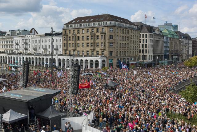 12 September 2026, Hamburg: People take part in the coalition demonstration against right-wing extremism and for democratic cohesion following the state election in Saxony-Anhalt. Photo: Georg Wendt/dpa