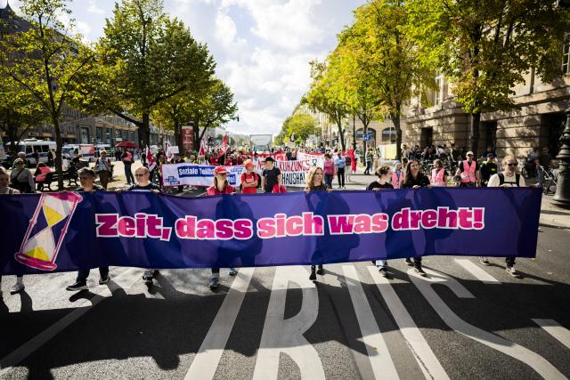 12 September 2026, Berlin: People carry a banner reading "Time for Change" during a march in support of social cohesion from Unter den Linden to the Rotes Rathaus-one under the slogan "Time for a Change". Photo: Christoph Soeder/dpa