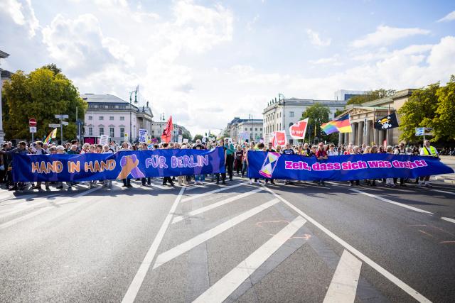 12 September 2026, Berlin: People carry banners reading "Hand in Hand for Berlin" and "It's Time for Change!" during a march in support of social cohesion from Unter den Linden to the Rotes Rathaus-one under the slogan "Time for a Change". Photo: Christoph Soeder/dpa