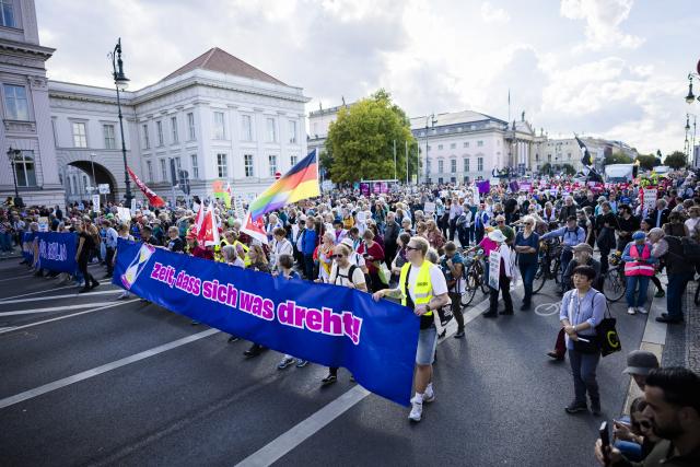 12 September 2026, Berlin: People carry a banner reading "Time for Change" during a march in support of social cohesion from Unter den Linden to the Rotes Rathaus-one under the slogan "Time for a Change". Photo: Christoph Soeder/dpa