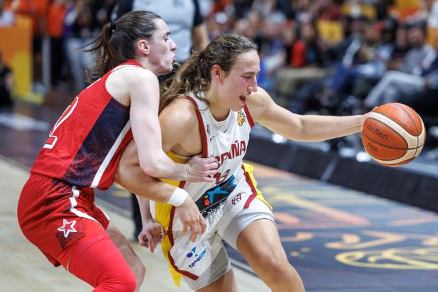 12 September 2026, Berlin: US' Caitlin Clark (L) battles Spain's Alicia Florez for the ball during the FIBA Women's Basketball World Cup semifinal match between Spain and United States. Photo: Andreas Gora/dpa