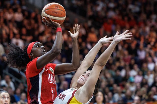12 September 2026, Berlin: Spain's Elena Buenavida (R) battles US' Kahleah Copper for the ball during the FIBA Women's Basketball World Cup semifinal match between Spain and United States. Photo: Andreas Gora/dpa