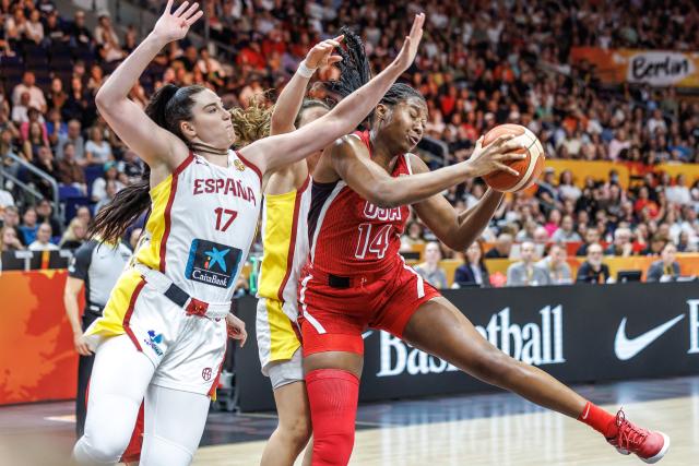 12 September 2026, Berlin: Spain's Megan DiLeo (L) battles US' Aliyah Boston for the ball during the FIBA Women's Basketball World Cup semifinal match between Spain and United States. Photo: Andreas Gora/dpa