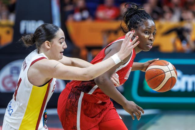12 September 2026, Berlin: Spain's Iyana Martin (L) battles US' Chelsea Gray for the ball during the FIBA Women's Basketball World Cup semifinal match between Spain and United States. Photo: Andreas Gora/dpa