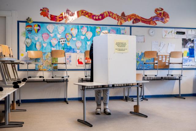 13 September 2026, Lower Saxony, Oldenburg: A female voter stands in a voting booth at a polling place set up in the lobby of an elementary school, filling out her ballots for the local elections in Lower Saxony. Photo: Hauke-Christian Dittrich/dpa