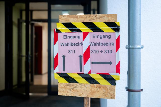13 September 2026, Lower Saxony, Oldenburg: A sign in front of a polling place, which is located in a school classroom, indicates the polling stations for the various electoral districts for the local elections in Lower Saxony. Photo: Hauke-Christian Dittrich/dpa