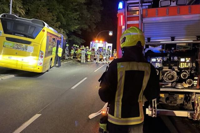 13 September 2026, Berlin: Firefighters stand at the scene of an accident, after a bus crashed into a tree in Neukoelln. Photo: -/Feuerwehr Berlin/dpa - ACHTUNG: Nur zur redaktionellen Verwendung im Zusammenhang mit der aktuellen Berichterstattung und nur mit vollständiger Nennung des vorstehenden Credits