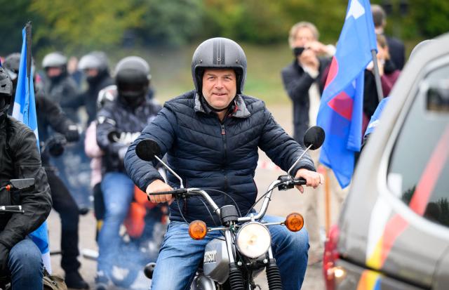 13 September 2026, Mecklenburg-Western Pomerania, Schwerin: Leif-Erik Holm, Alternative for Germany (AfD) top candidate for the state election in Mecklenburg-Western Pomerania, rides a Simson moped during an AfD campaign event. Photo: Daniel Reinhardt/dpa