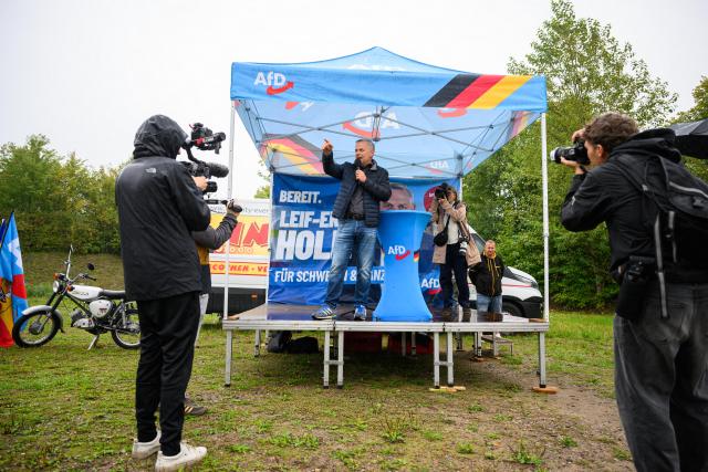 13 September 2026, Mecklenburg-Western Pomerania, Schwerin: Leif-Erik Holm, Alternative for Germany (AfD) top candidate for the state election in Mecklenburg-Western Pomerania, addresses the participants before the start of a moped ride, an AfD campaign event. Photo: Daniel Reinhardt/dpa