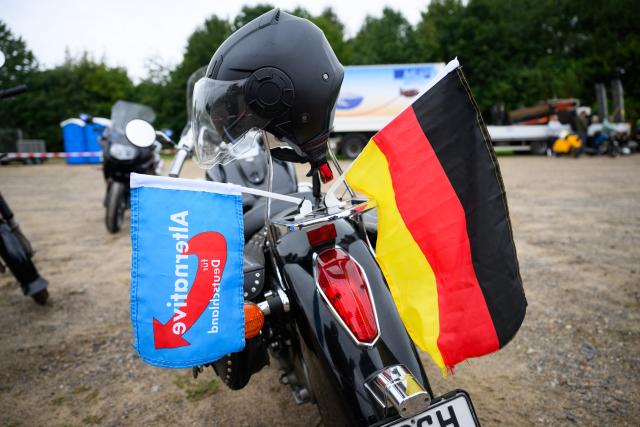 13 September 2026, Mecklenburg-Western Pomerania, Schwerin: An Alternative for Germany (AfD) flag and a German flag are attached to a motorcycle, during an AfD campaign event organizing a moped ride. Photo: Daniel Reinhardt/dpa