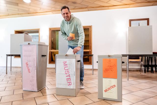 13 September 2026, Lower Saxony, Sande: Minister President of Lower Saxony Olaf Lies casts his ballots for the local elections into a ballot box at a polling station. Photo: Hauke-Christian Dittrich/dpa