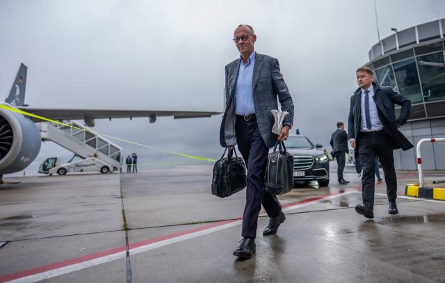 13 September 2026, NA, Dortmund: German Chancellor Friedrich Merz boards an aircraft from the German Air Force's Special Flight Unit to travel to the European Arctic Summit in Rovaniemi, Finland. The summit, which brings together European heads of state and government, is expected to focus on economic, environmental and defense issues. Photo: Michael Kappeler/dpa