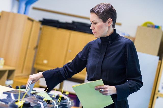 13 September 2026, Lower Saxony, Wunstorf: Jessica Schuelke, Alternative for Germany (AfD) candidate in the mayoral election in Hanover, casts her ballots for the local elections into a ballot box at a polling station. Photo: Moritz Frankenberg/dpa