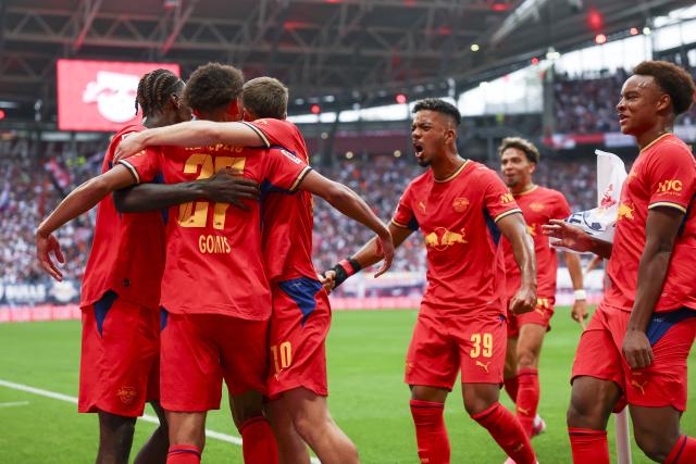 13 September 2026, Saxony, Leipzig: Leipzig's Tidiam Gomis celebrates scoring his side's first goal with his teammates during the German Bundesliga soccer match between RB Leipzig and Hamburger SV at Red Bull Arena. Photo: Jan Woitas/dpa - IMPORTANT NOTICE: In accordance with the regulations of the Bundesliga and the DFB (German Football Association), it is prohibited to use or allow the use of photographs taken in the stadium and/or during the game in the form of sequential images and/or video-like photo sequences.