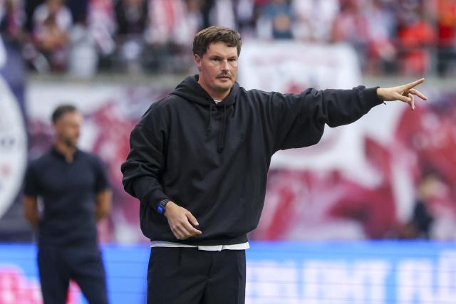 13 September 2026, Saxony, Leipzig: Hamburger coach Merlin Polzin gestures during the German Bundesliga soccer match between RB Leipzig and Hamburger SV at Red Bull Arena. Photo: Jan Woitas/dpa - IMPORTANT NOTICE: In accordance with the regulations of the Bundesliga and the DFB (German Football Association), it is prohibited to use or allow the use of photographs taken in the stadium and/or during the game in the form of sequential images and/or video-like photo sequences.