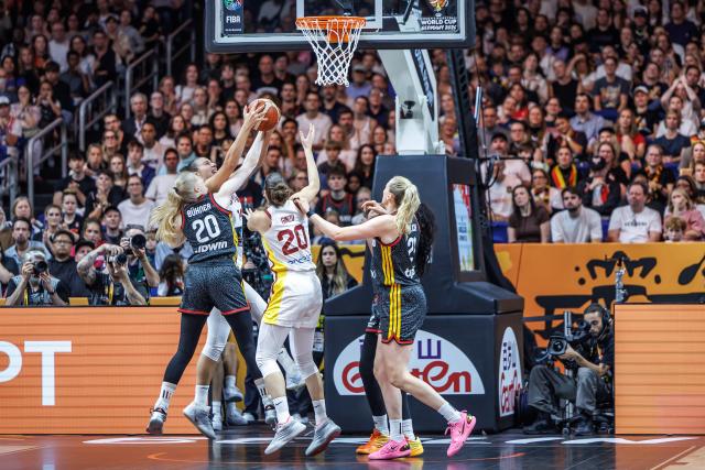 13 September 2026, Berlin: Spain's Raquel Carrera (2nd L) and Germany's Frieda Buehner (L) battle for the ball durin the FIBA women's Basketball World Cup knockout round third-place match between Spain and Germany at Uber Arena. Photo: Andreas Gora/dpa