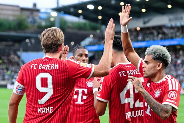 13 September 2026, Saarland, Spiesen-Elversberg: Bayern Munich's Harry Kane celebrates scoring his side's second goal with his teammates during the German Bundesliga soccer match between Elversberg and Bayern Munich at Ursapharm-Arena. Photo: Uwe Anspach/dpa - IMPORTANT NOTICE: In accordance with the regulations of the Bundesliga and the DFB (German Football Association), it is prohibited to use or allow the use of photographs taken in the stadium and/or during the game in the form of sequential images and/or video-like photo sequences.