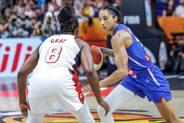 13 September 2026, Berlin: US Chelsea Gray (L) battles France's Gabby Williams for the ball during the FIBA Women's Basketball World Cup final match between US and France. Photo: Andreas Gora/dpa