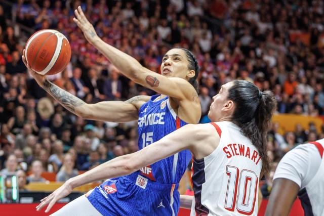 13 September 2026, Berlin: US Breanna Stewart (R) battles France's Gabby Williams for the ball during the FIBA Women's Basketball World Cup final match between US and France. Photo: Andreas Gora/dpa