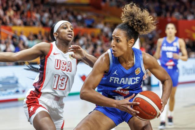 13 September 2026, Berlin: US Jackie Young (L) battles France's Marieme Badiane for the ball during the FIBA Women's Basketball World Cup final match between US and France. Photo: Andreas Gora/dpa