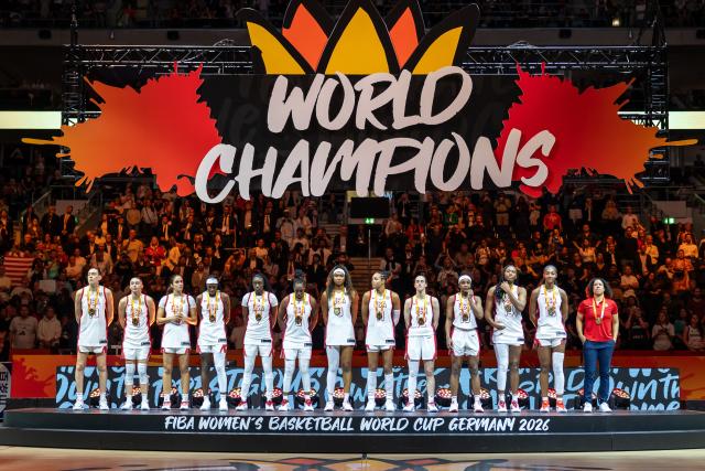 13 September 2026, Berlin: US team celebrate after winning the FIBA Women's Basketball World Cup final match between US and France. Photo: Andreas Gora/dpa