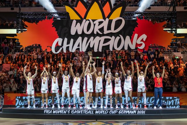 13 September 2026, Berlin: US team celebrate after winning the FIBA Women's Basketball World Cup final match between US and France. Photo: Andreas Gora/dpa